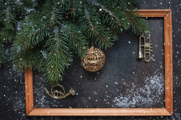 Köknar Ağacı Dalları Noel Süsleme Topları Trompetler Çelenkler Ahşap Çerçeveli — Stok fotoğraf