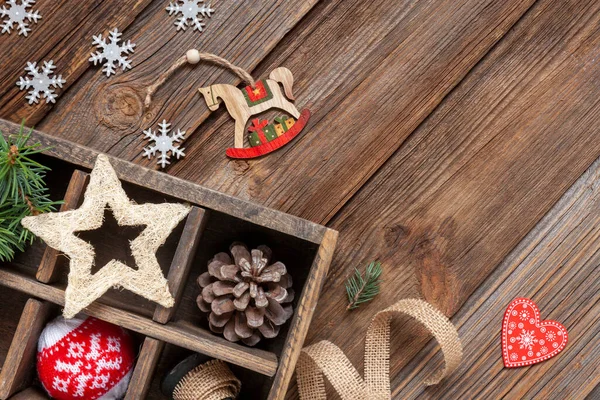 圣诞节背景与木制装饰 生态假日的概念 顶部视图 靠近木制背景 — 图库照片