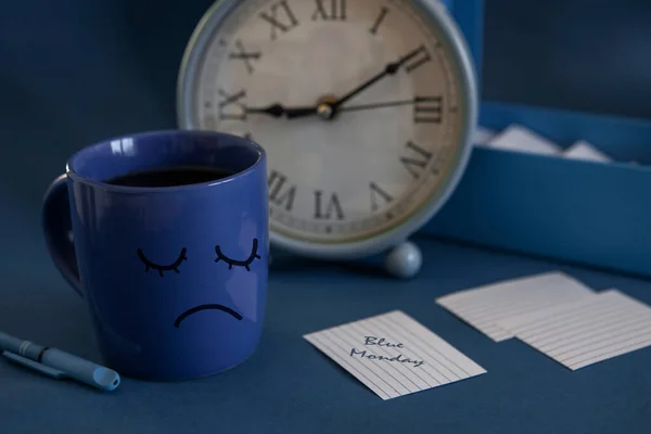 工作日的第一天是蓝色的星期一 一杯茶 闹钟和一张写着 蓝色星期一 字样的便条 一年中最郁闷的一天 — 图库照片