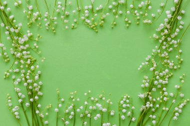 Vadideki zambak deseni, yeşil arka planda maymunu...