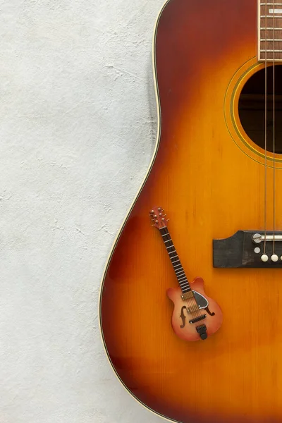 Duas Guitarras Grandes Pequenas Fundo Branco — Fotografia de Stock