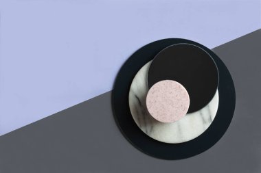 Doğal taşlı tabaklarda lavanta sabunu olan modern moda SPA ve sağlık konsepti. Kapat, nötr tonlar kağıt arkaplanda üst görünüm