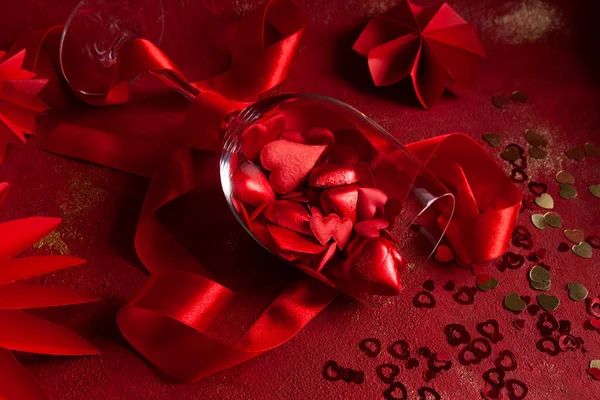 Valentýn Láska Pozadí Červeným Srdcem Sladkosti Textil Papír Dekor Třpyt — Stock fotografie