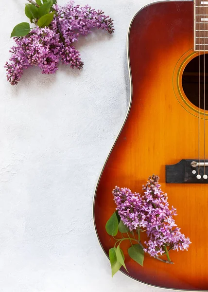 Guitarra Acústica Ramo Lilás Sobre Fundo Branco Vista Superior Close — Fotografia de Stock