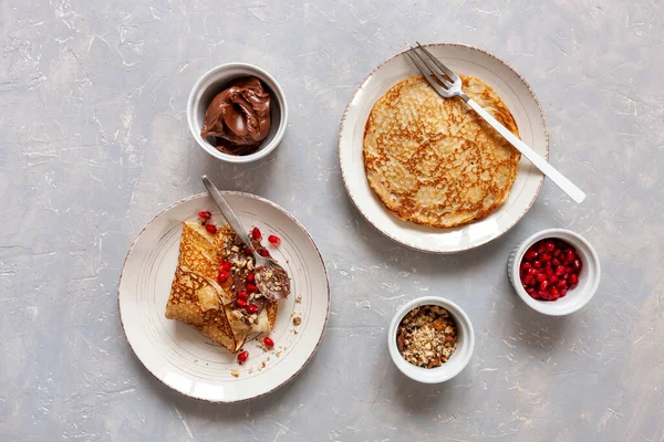 Pancake Tipis Piring Dengan Delima Coklat Dan Kenari Latar Belakang — Stok Foto