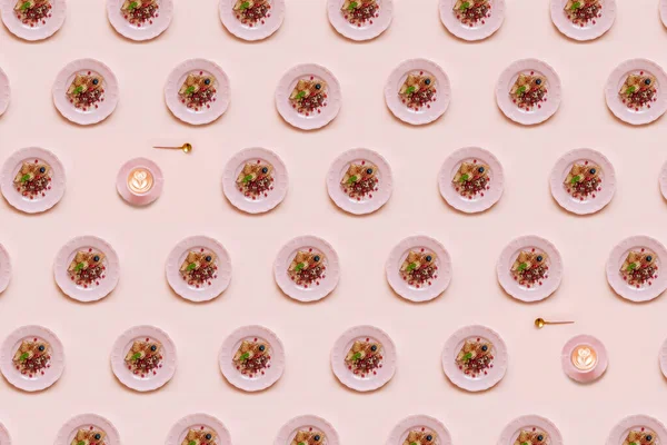 색판에 케잌이 분홍색 배경에 커피가 기하학적 패턴이 있습니다 위에서 가까이 — 스톡 사진