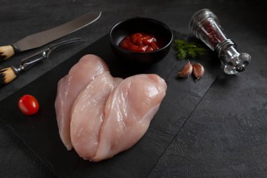 Domatesli, ketçaplı ve baharatlı çiğ tavuk göğsü filetosu..