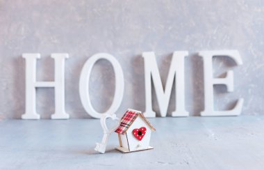 Ev modelini anahtarla kapat. İnşaat evleri, yerleşim yerleri, kendi evinizi seçmek, ipotek, konut satın almak ve satmak, kira, sigorta ve yatırım gayrimenkul.