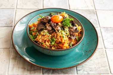  Yerli Ganalı, Afrikalı-Karayip yemeği domates soslu Jollof Rice, bölgesel baharatlar, tavuk eti ve sakatat.. 