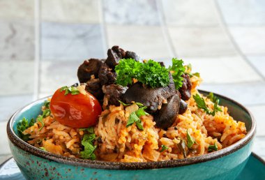  Yerli Ganalı, Afrikalı-Karayip yemeği domates soslu Jollof Rice, bölgesel baharatlar, tavuk eti ve sakatat.. 