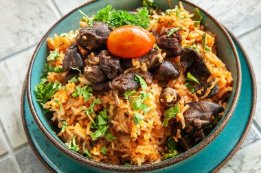  Yerli Ganalı, Afrikalı-Karayip yemeği domates soslu Jollof Rice, bölgesel baharatlar, tavuk eti ve sakatat.. 