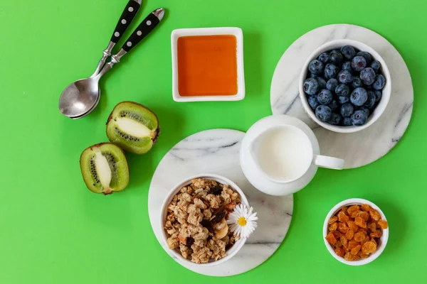 Zdravá Snídaně Charcuterie Desky Granola Jogurt Ovoce Bobule Odrůdy Ořechy — Stock fotografie