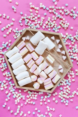  Pembe arka planda çeşitli Marshmallows şarküteri panoları. Kapat, üst görünüm.