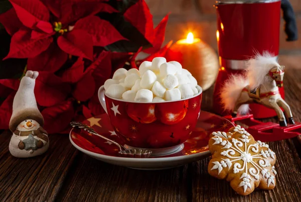 Rote Tasse Mit Heißgetränk Und Eibisch Mit Lebkuchen Weihnachtskonzept Mit — Stockfoto