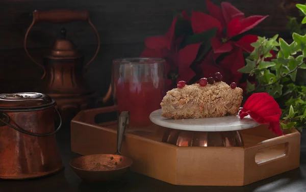 圣诞派 桌上放着红莓 还有青铜厨具 一品红和红莓饮料 — 图库照片