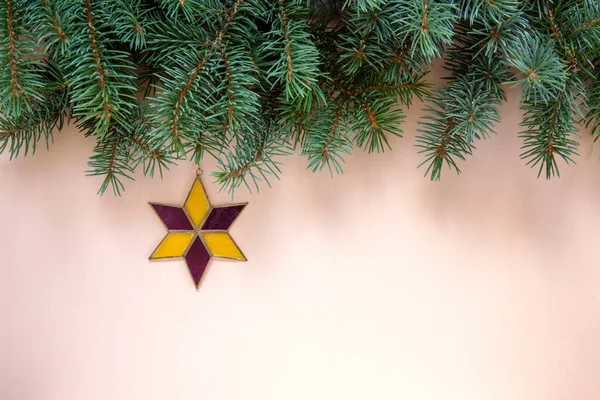モミの木の枝とクリスマスの星とクリスマスの背景 トップビュー 閉じます — ストック写真