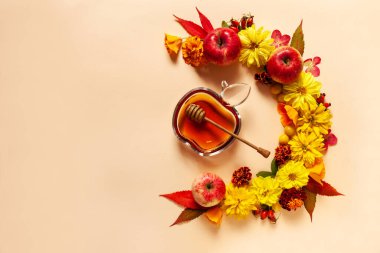 Elma, yıldız çiçeği, kadife çiçeği, Rudbeckia çiçeği ve bal. Rosh Hashanah 'ın Yahudi Yeni Yılı. Üst görünüm, kapat, pastel ton arkaplanındaki boşluğu kopyala.