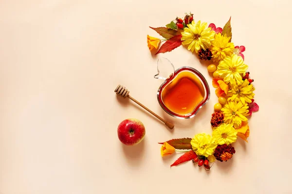 Jablka Dahlia Marigolds Rudbeckia Květiny Med Koncept Pro Rosh Hashanah — Stock fotografie