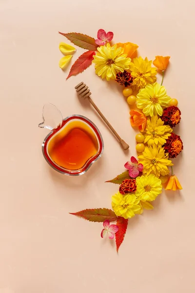 Jablka Dahlia Marigolds Rudbeckia Květiny Med Koncept Pro Rosh Hashanah — Stock fotografie
