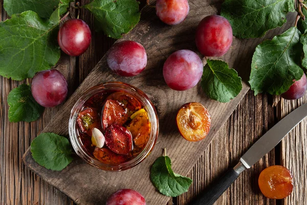 Plum Kering Dalam Botol Kaca Dengan Minyak Zaitun Dengan Bawang Stok Lukisan  