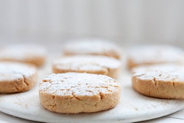 Polvoronlar - Geleneksel Noel İspanyol Kısa Ekmek Badem Kurabiyeleri