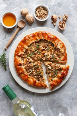 Brie peyniri, armut ve cevizli ev yapımı tatlı turta galeti.