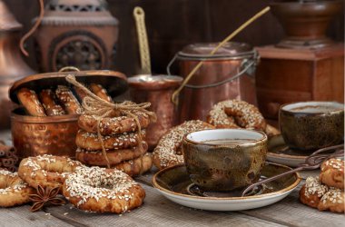 Geleneksel ev yapımı susamlı Türk susamlı kurabiye kandil maymunu ve kahve.