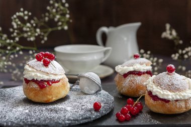 Ev yapımı Semla veya semlor, vastlakukkel, laskiaispulla - geleneksel İskandinav tatlı çöreği özellikle Fastelavn Shrove Monday ve Shrove Tuesday.