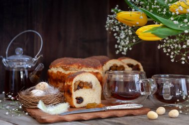 Geleneksel ev yapımı Avusturya ve Alman Paskalya Kuru üzümlü keki