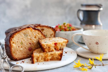 Ev yapımı kek, fındıklı ve şekerli meyveli.