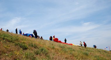 gökyüzünde paraşütler. yamaç paraşütü Makedonya