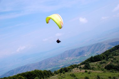 gökyüzünde paraşütler. yamaç paraşütü Makedonya