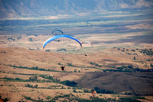 Paragliders i himlen. skärmflygning i Makedonien — Stockfoto