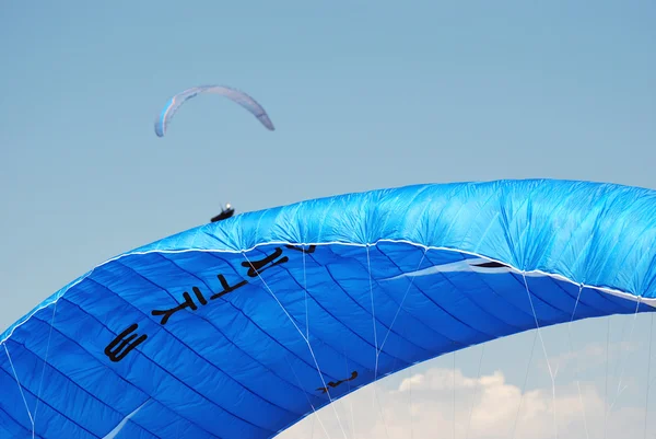 Paragliders i himlen. skärmflygning i Makedonien — Stockfoto