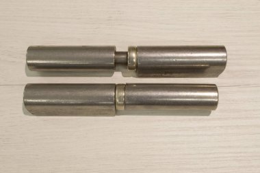 Dayanıklı metalden yapılmış metal kapılar için kapı menteşeleri tahta arka planda evrensel.