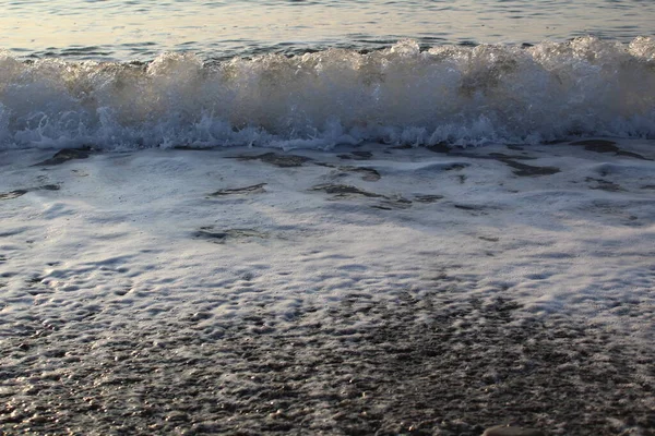 Όμορφο Κύμα Στη Θάλασσα Τρέχει Προς Την Ακτή Φωτογραφία Ενός — Φωτογραφία Αρχείου