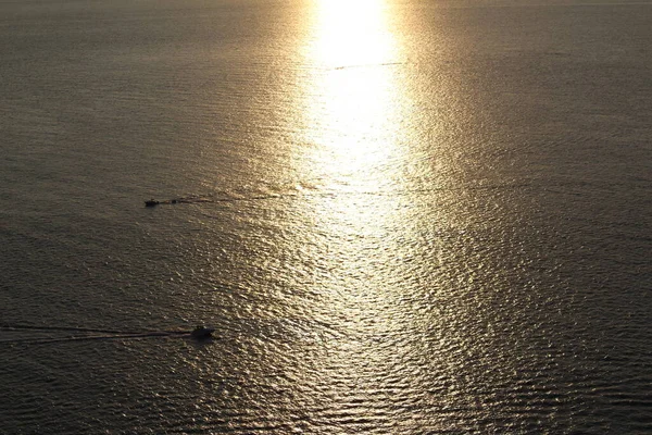 Χρυσό Ηλιοβασίλεμα Πάνω Από Νερό Της Θάλασσας Φωτογραφία Ηλιοβασίλεμα Βράδυ — Φωτογραφία Αρχείου