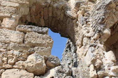 Eski antik kalenin kalıntıları eski tarihi kalenin Kırım 'daki fotoğrafını gösteriyor. Kırım 'da turistik bir yer. Büyük bir antik bina yıkıldı. Duvarlardaki açıklıklardan mavi gökyüzünü görebilirsin.. 