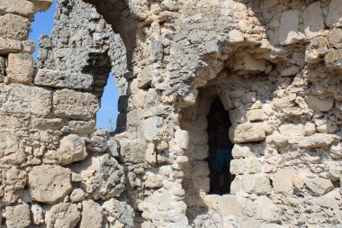 Eski antik kalenin kalıntıları eski tarihi kalenin Kırım 'daki fotoğrafını gösteriyor. Kırım 'da turistik bir yer. Büyük bir antik bina yıkıldı. Duvarlardaki açıklıklardan mavi gökyüzünü görebilirsin.. 