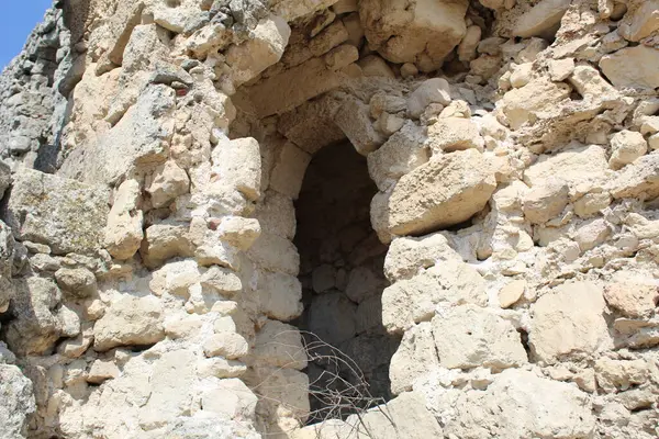 Eski antik kalenin kalıntıları eski tarihi kalenin Kırım 'daki fotoğrafını gösteriyor. Kırım 'da turistik bir yer. Büyük bir antik bina yıkıldı. Duvarlardaki açıklıklardan mavi gökyüzünü görebilirsin.. 