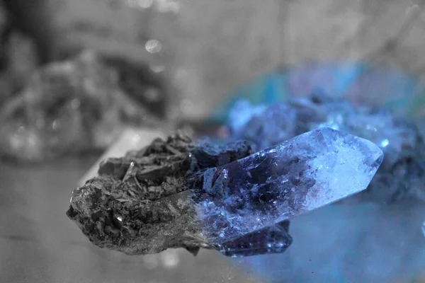 Primer Plano Cristal Roca Con Iluminación Azul Foto Cristal Roca Fotos de stock