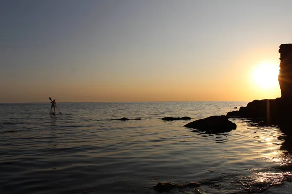 Man Oars Board Sea Beautiful Sunset Mountain Beach Photo Beautiful — Stock Photo, Image