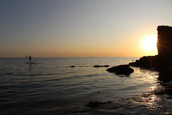 Ein Mann Mit Rudern Auf Einem Brett Meer Schöner Sonnenuntergang — Stockfoto