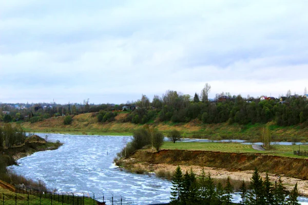 Landschaft Mit Einem Stürmischen Fluss Und Einem Wunderschönen Ufer Mit — Stockfoto