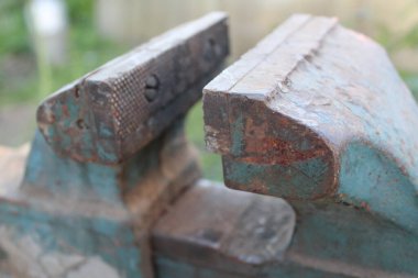 Eski çilingir mengenesi, bir çilingir videosunun evinin / fotoğrafının arka bahçesinde. Alet metal, dökme demir. Avluda çalışmak için açık alandadır..