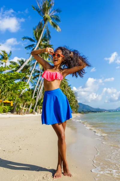 Belle adolescente noire en jupe bleue et soutien-gorge rose sur le b — Photo