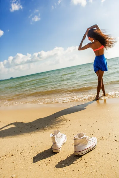 Hermosa adolescente negro chica en zapatillas blancas en la arena de ser —  Fotos de Stock