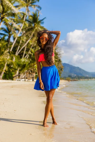 Όμορφη εφηβική μαύρο κορίτσι σε μπλε φούστα και ροζ σουτιέν στο β — Φωτογραφία Αρχείου