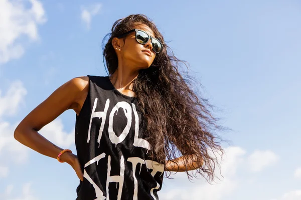 Außenporträt eines schwarzen Teenagers mit Sonnenbrille — Stockfoto