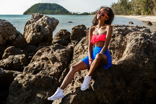 Hermosa adolescente negro chica en falda azul y sujetador rosa en el r —  Fotos de Stock
